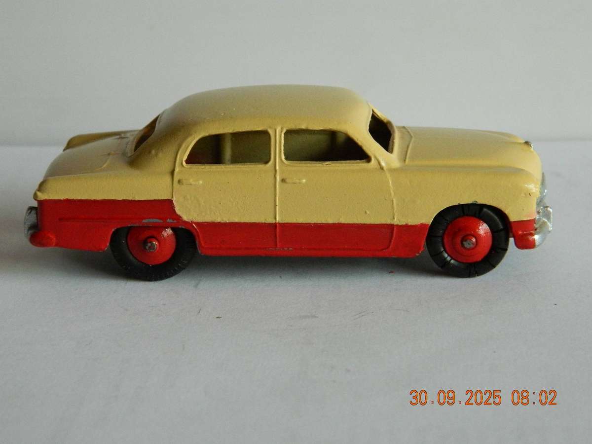 DINKY TOYS  -  170  -  FORD FORDOR SEDAN  -  'LOWLINE' VERSION