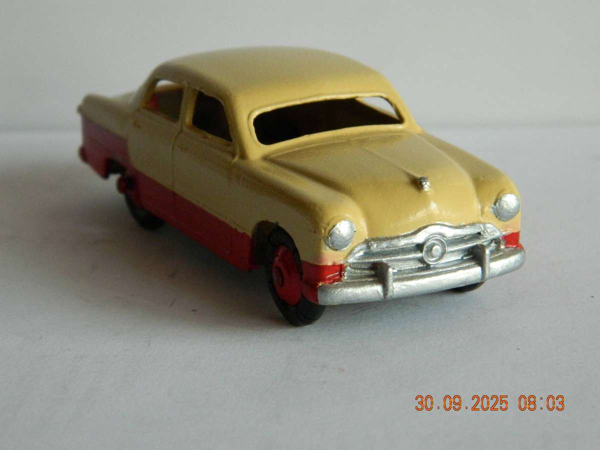 DINKY TOYS  -  170  -  FORD FORDOR SEDAN  -  'LOWLINE' VERSION