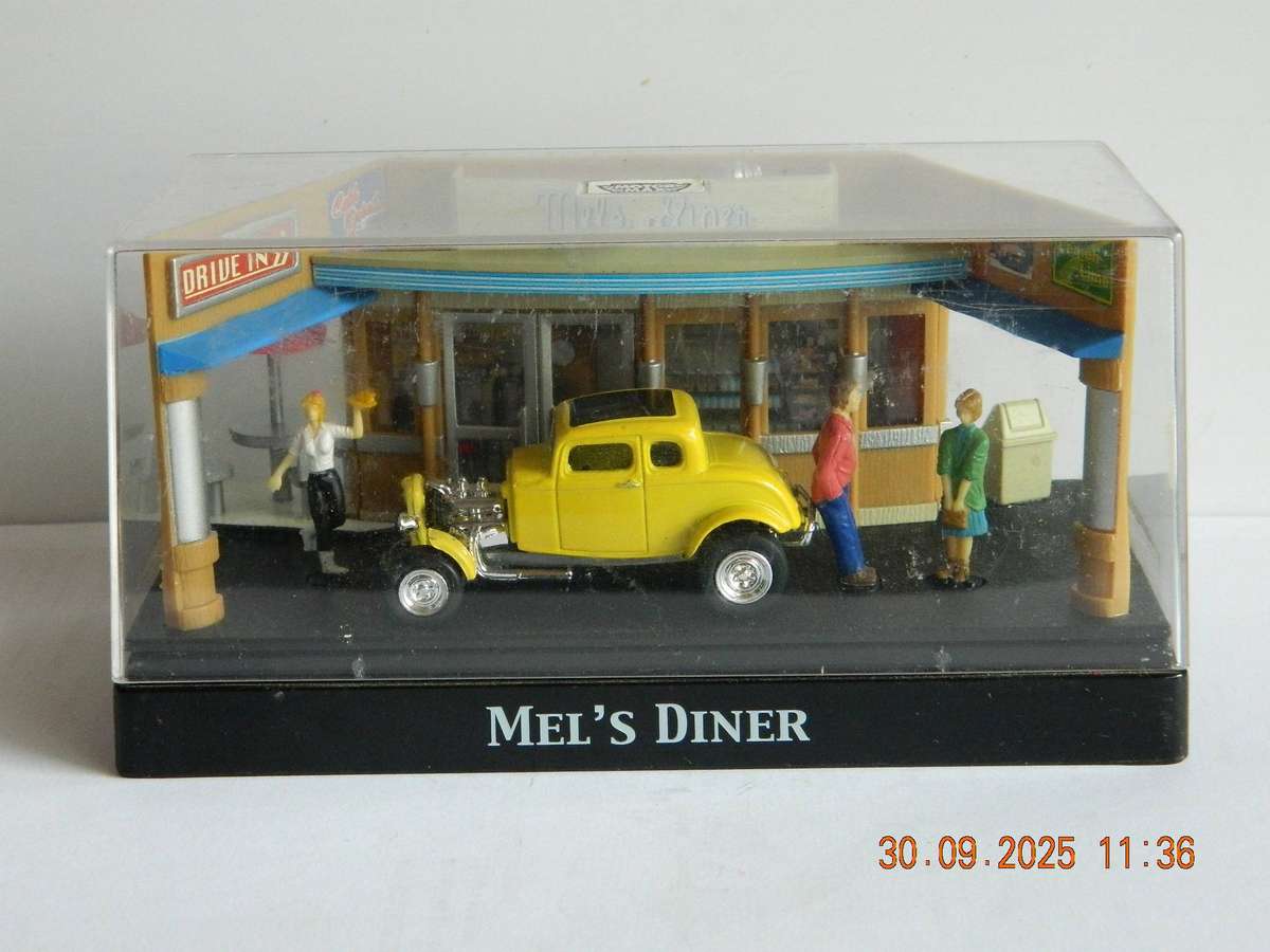 MOTOR MAX   -   MEL'S DINER -   MODEL T FORD AND FIGURES