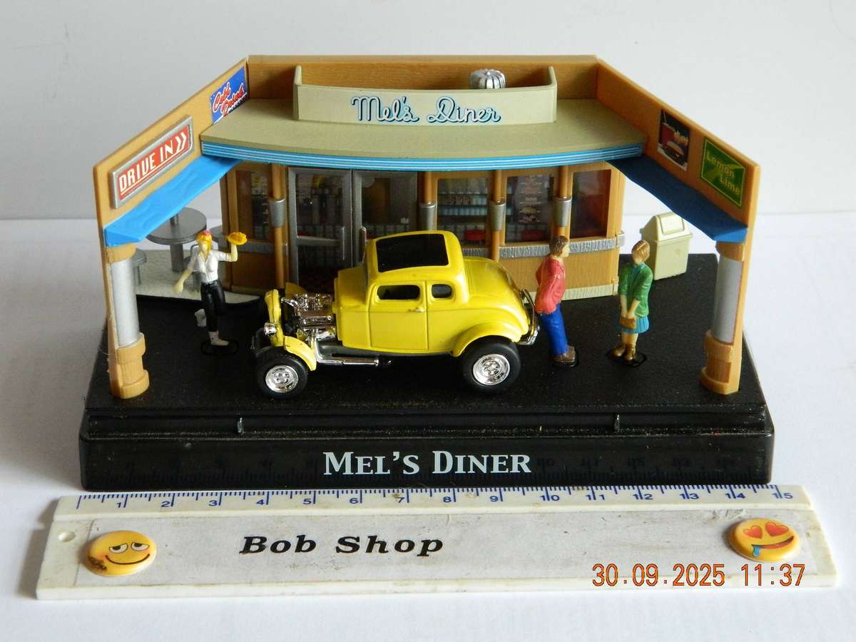 MOTOR MAX   -   MEL'S DINER -   MODEL T FORD AND FIGURES