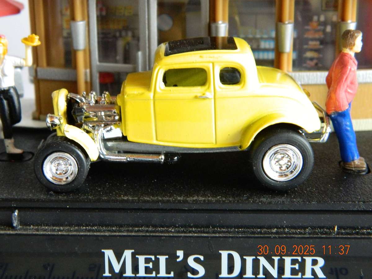 MOTOR MAX   -   MEL'S DINER -   MODEL T FORD AND FIGURES