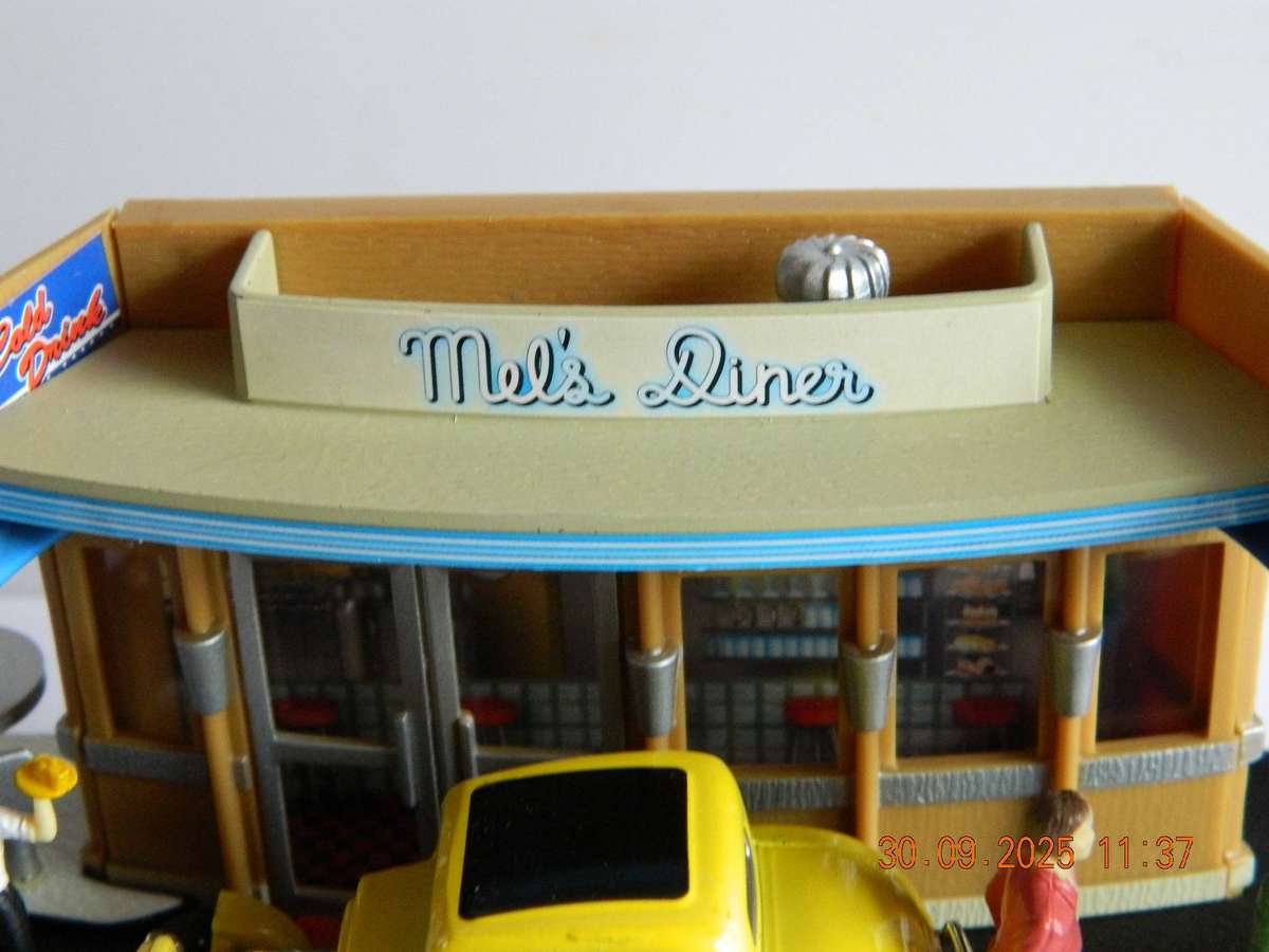 MOTOR MAX   -   MEL'S DINER -   MODEL T FORD AND FIGURES