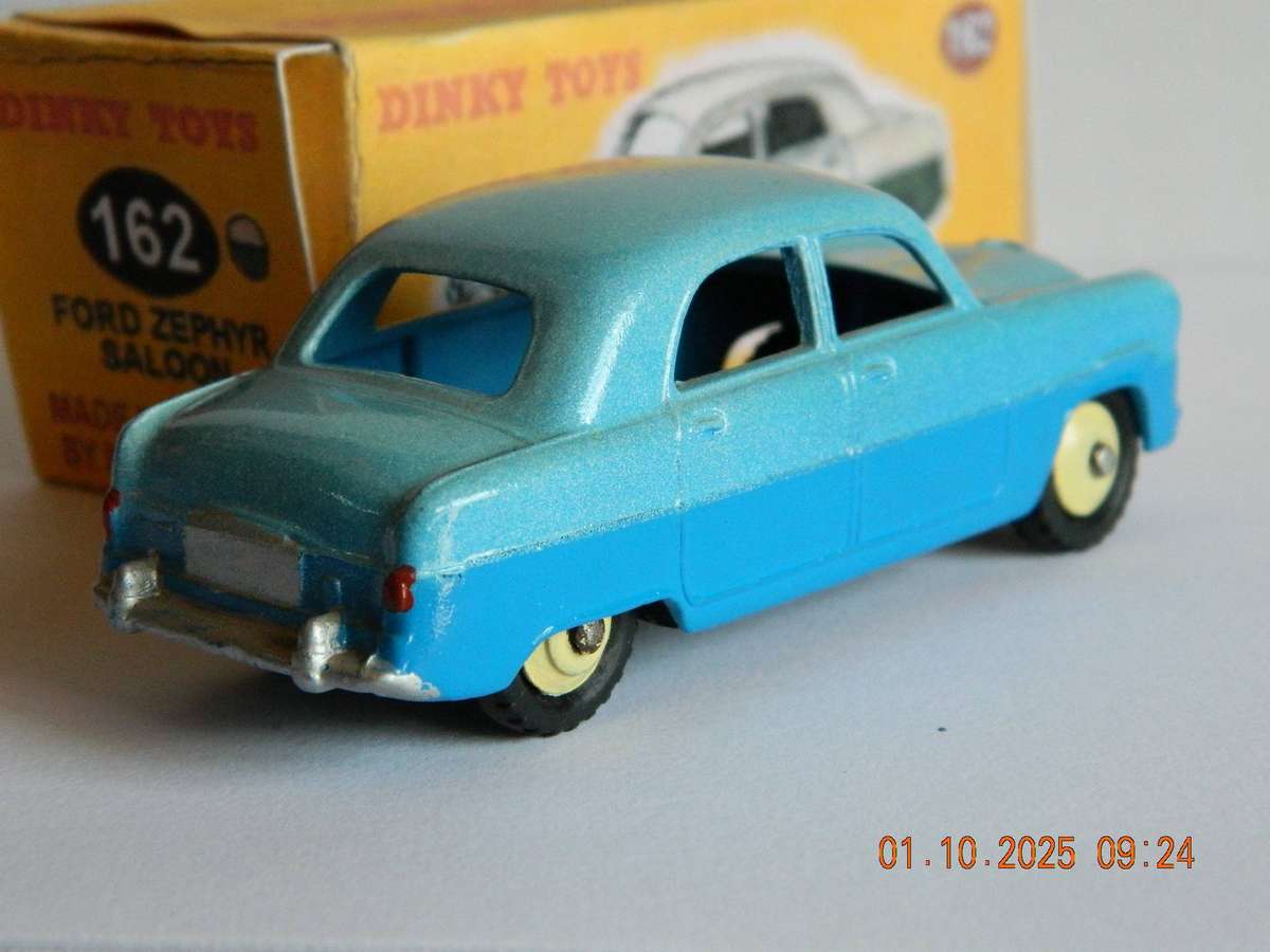 DINKY TOYS  -  162  -  FORD ZEPHYR SALOON
