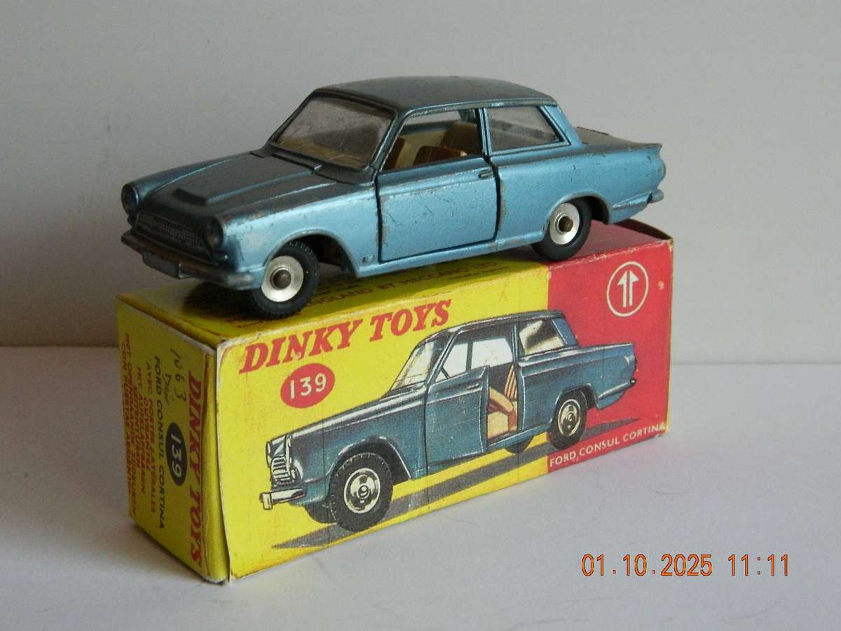 DINKY TOYS  -  139  -  FORD CONSUL CORTINA