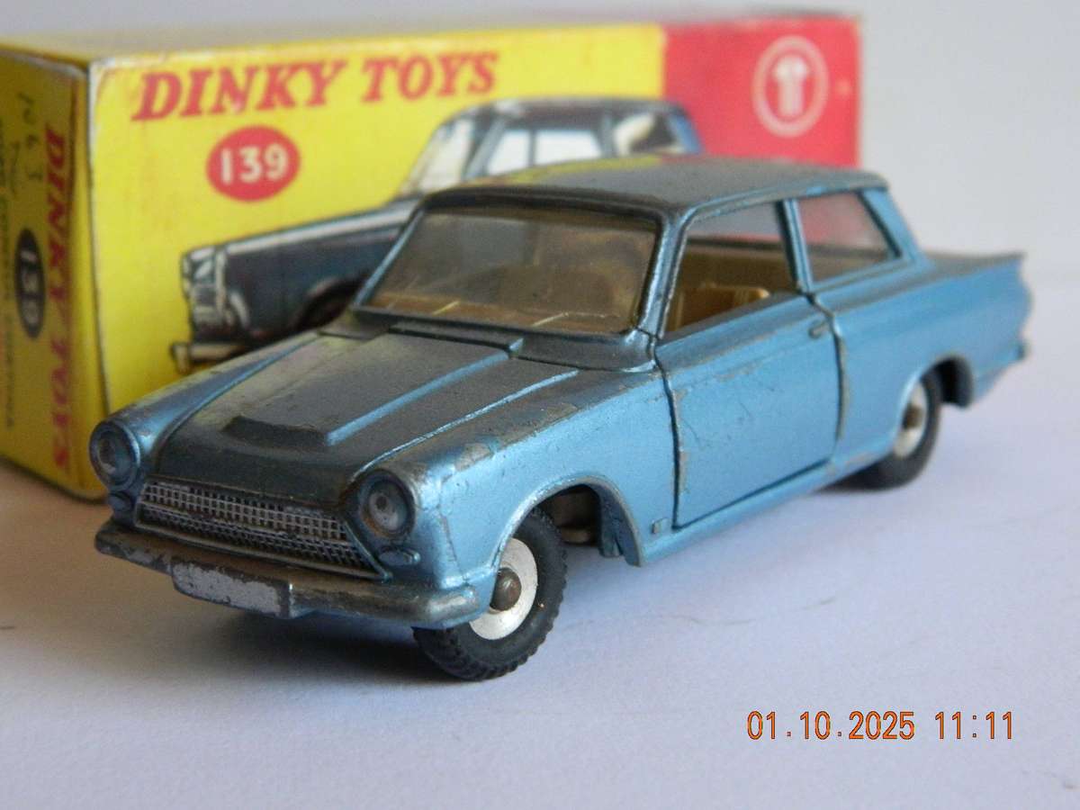 DINKY TOYS  -  139  -  FORD CONSUL CORTINA