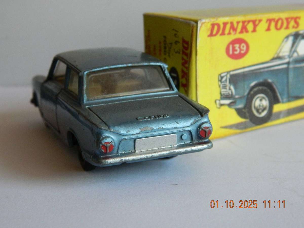 DINKY TOYS  -  139  -  FORD CONSUL CORTINA