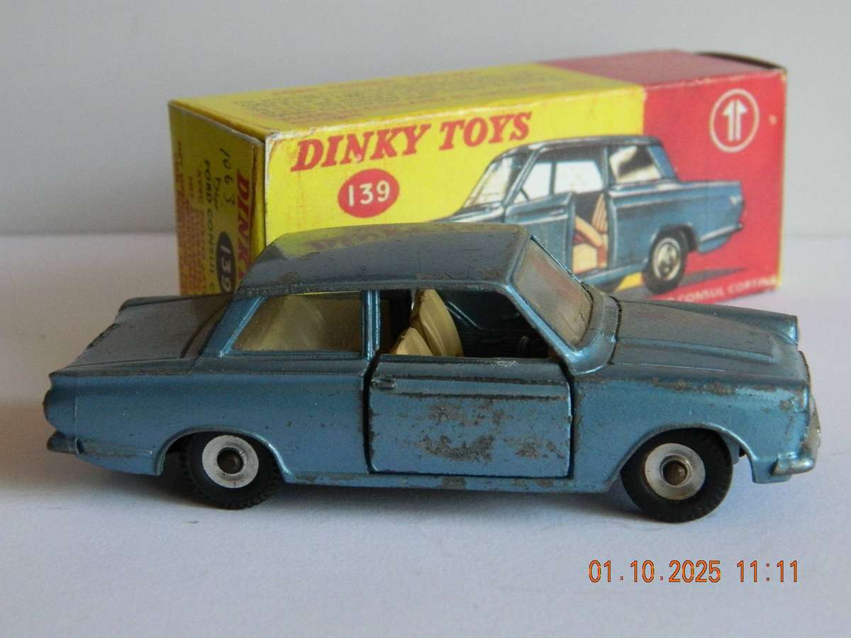 DINKY TOYS  -  139  -  FORD CONSUL CORTINA