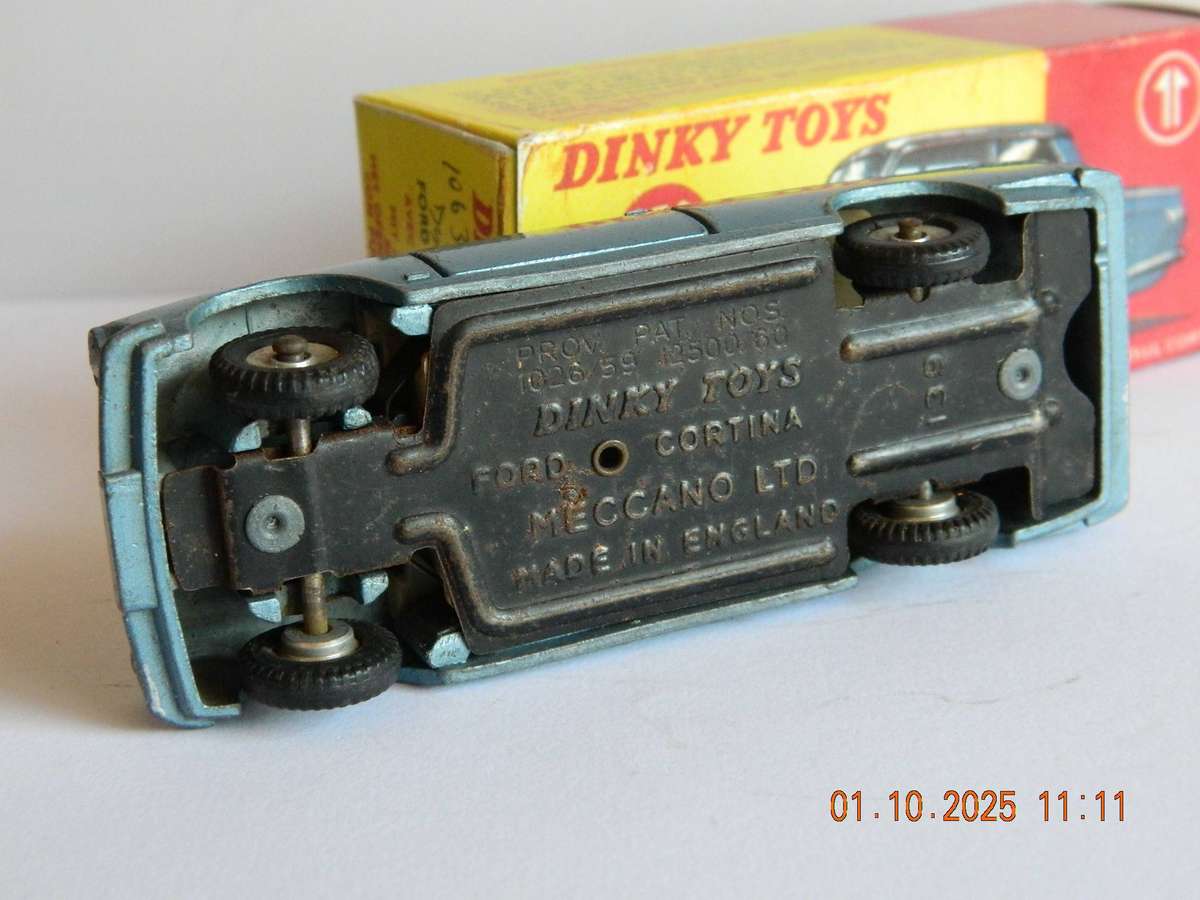 DINKY TOYS  -  139  -  FORD CONSUL CORTINA