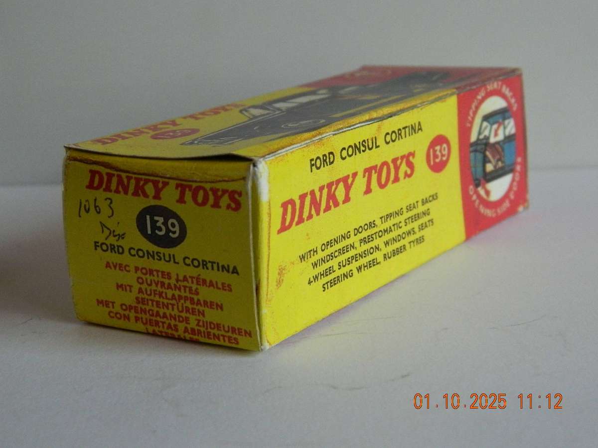 DINKY TOYS  -  139  -  FORD CONSUL CORTINA
