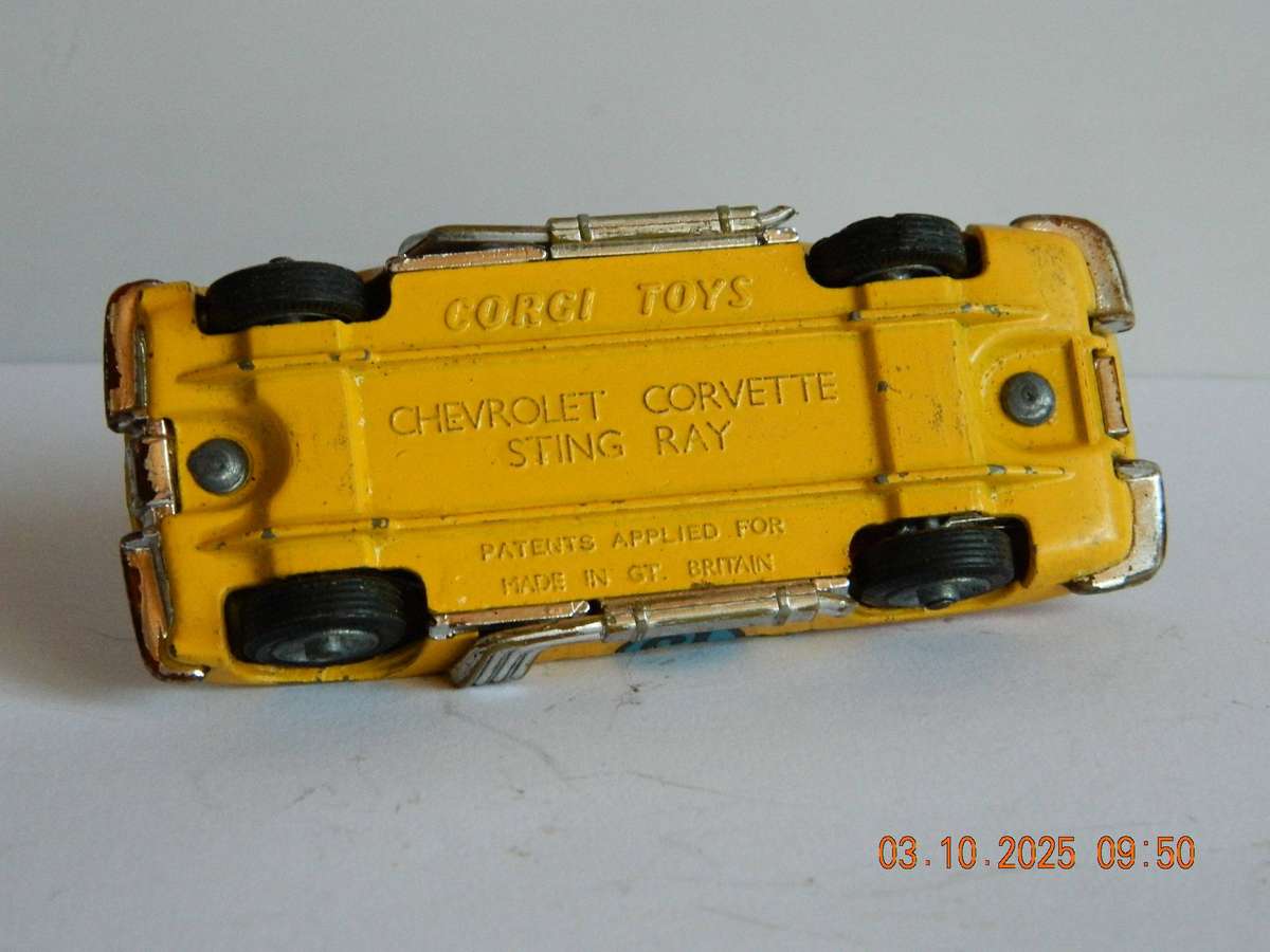 CORGI  TOYS  -  337    -   CHEVROLET CORVETTE STING RAY  -  CUSTOMIZED STOCK CAR