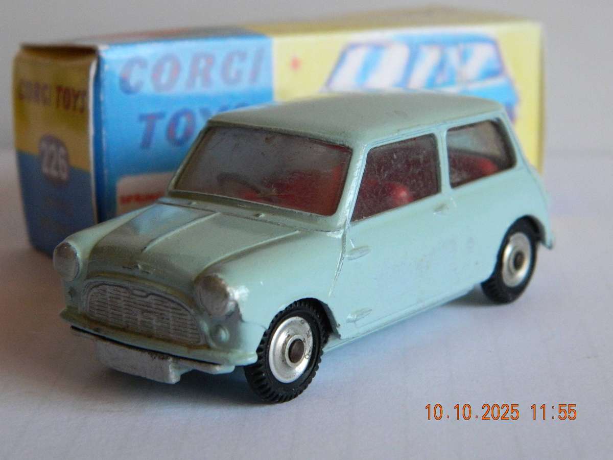 CORGI TOYS  -  226  -  MORRIS MINI MINOR