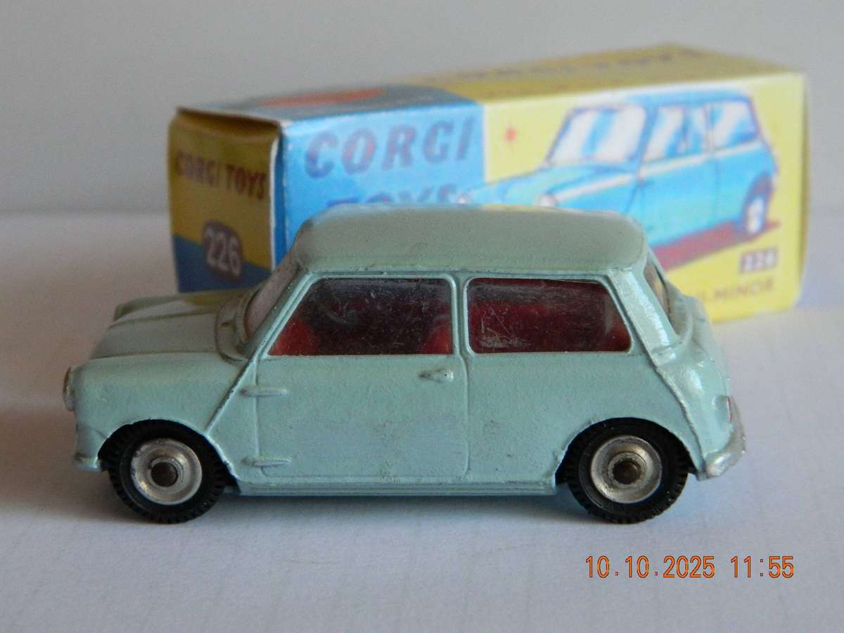 CORGI TOYS  -  226  -  MORRIS MINI MINOR