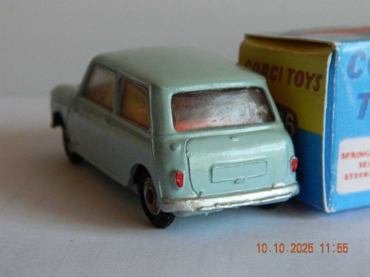 CORGI TOYS  -  226  -  MORRIS MINI MINOR