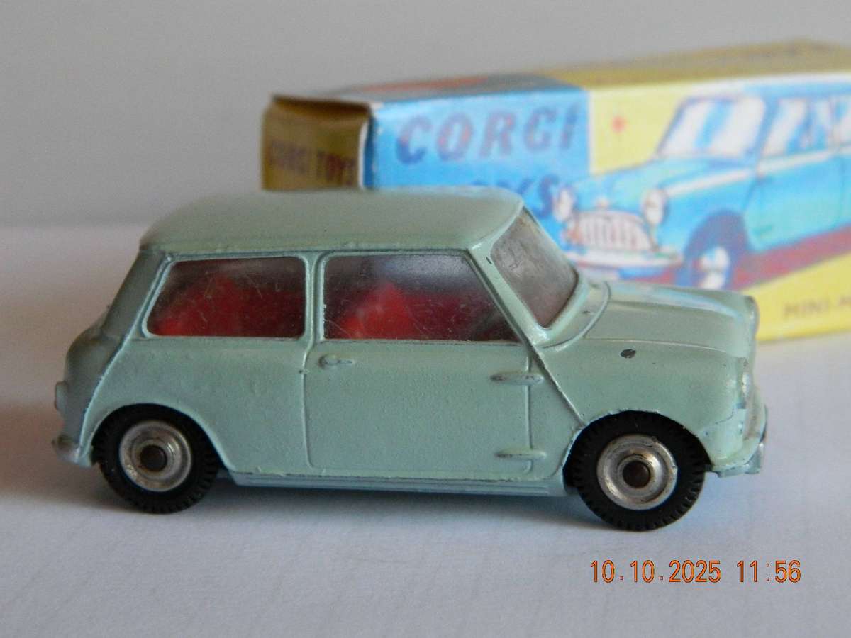 CORGI TOYS  -  226  -  MORRIS MINI MINOR