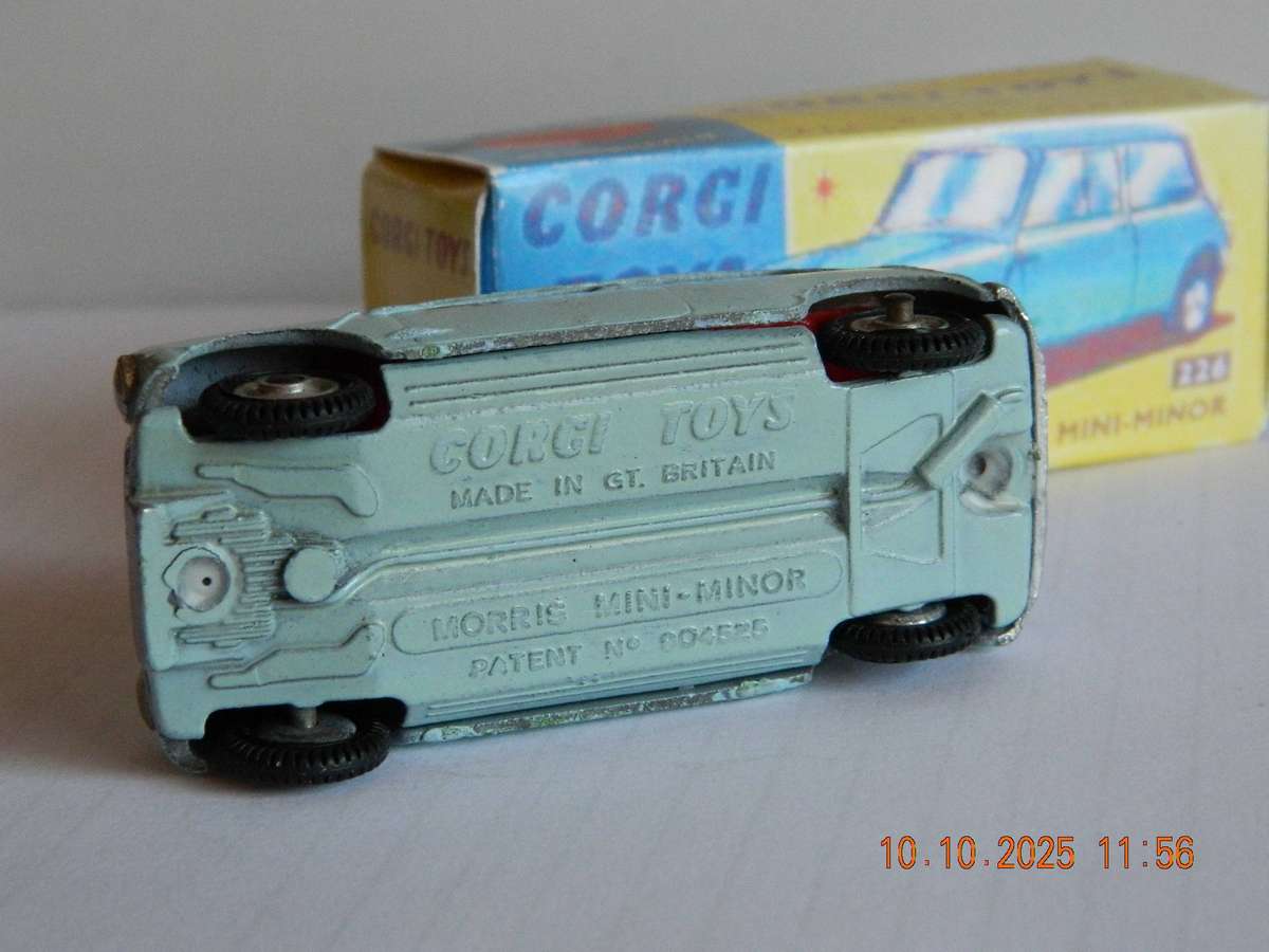 CORGI TOYS  -  226  -  MORRIS MINI MINOR