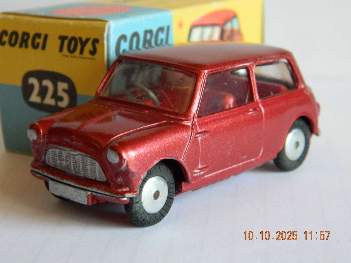 CORGI TOYS  -  225  -  AUSTIN SEVEN