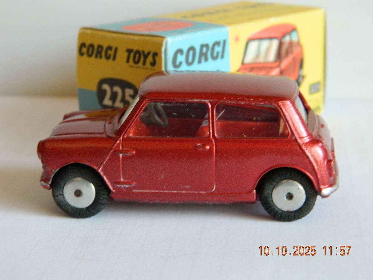 CORGI TOYS  -  225  -  AUSTIN SEVEN