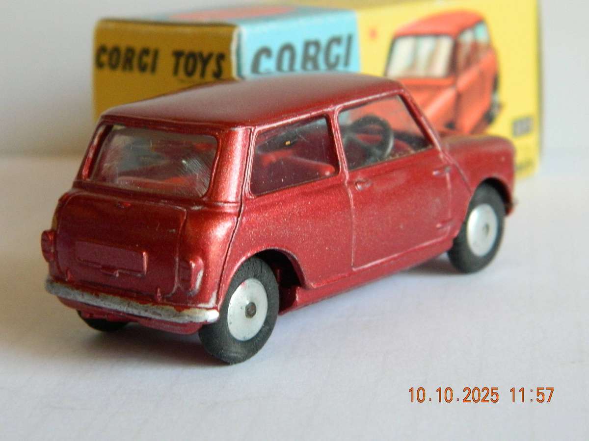 CORGI TOYS  -  225  -  AUSTIN SEVEN