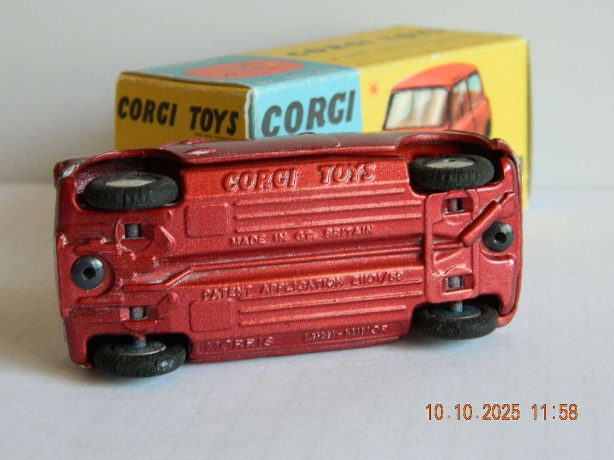 CORGI TOYS  -  225  -  AUSTIN SEVEN