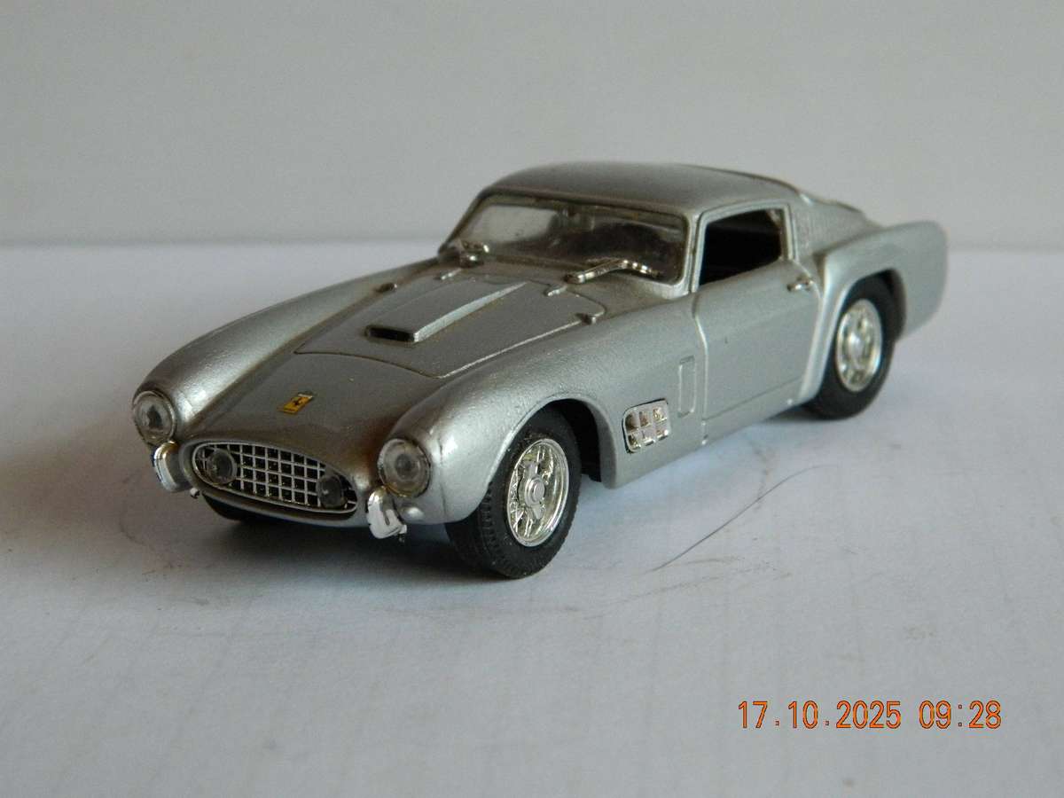 MODEL BOX  -   FERRARI