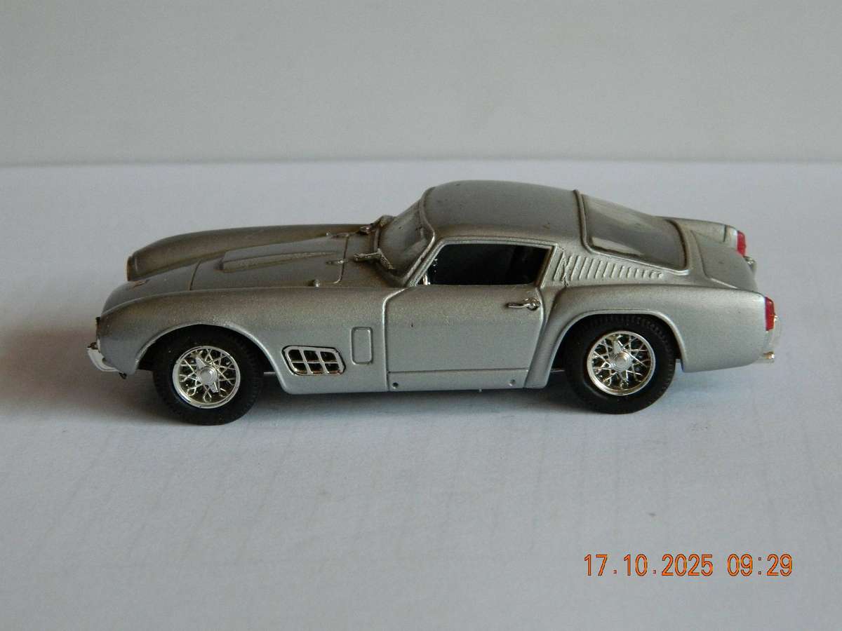 MODEL BOX  -   FERRARI