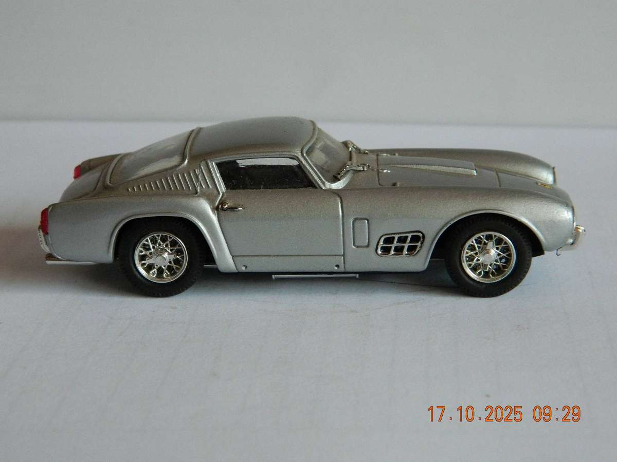 MODEL BOX  -   FERRARI