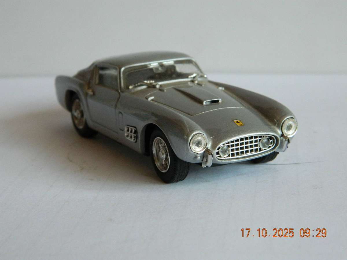 MODEL BOX  -   FERRARI