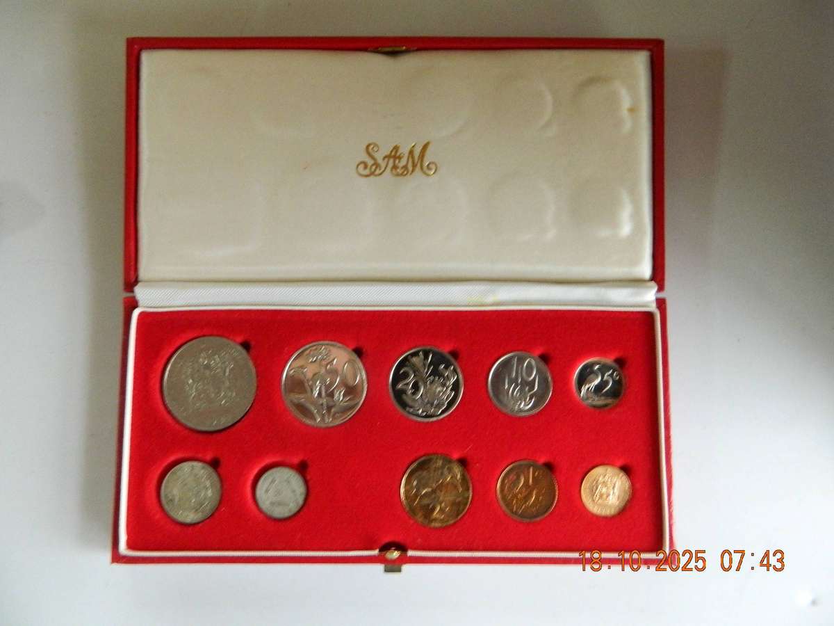 SOUTH AFRICAN.    ONE RAND SET  COINS  -  1983