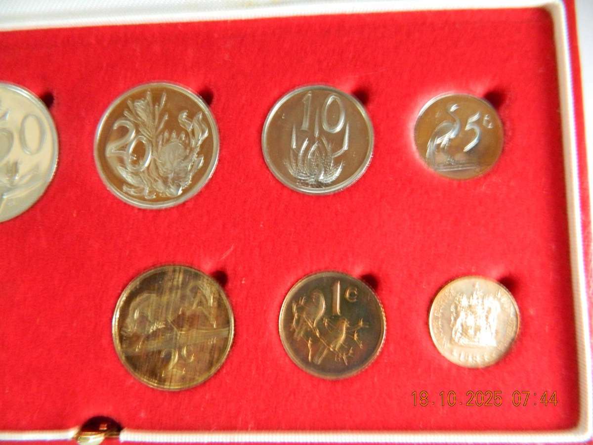 SOUTH AFRICAN.    ONE RAND SET  COINS  -  1983