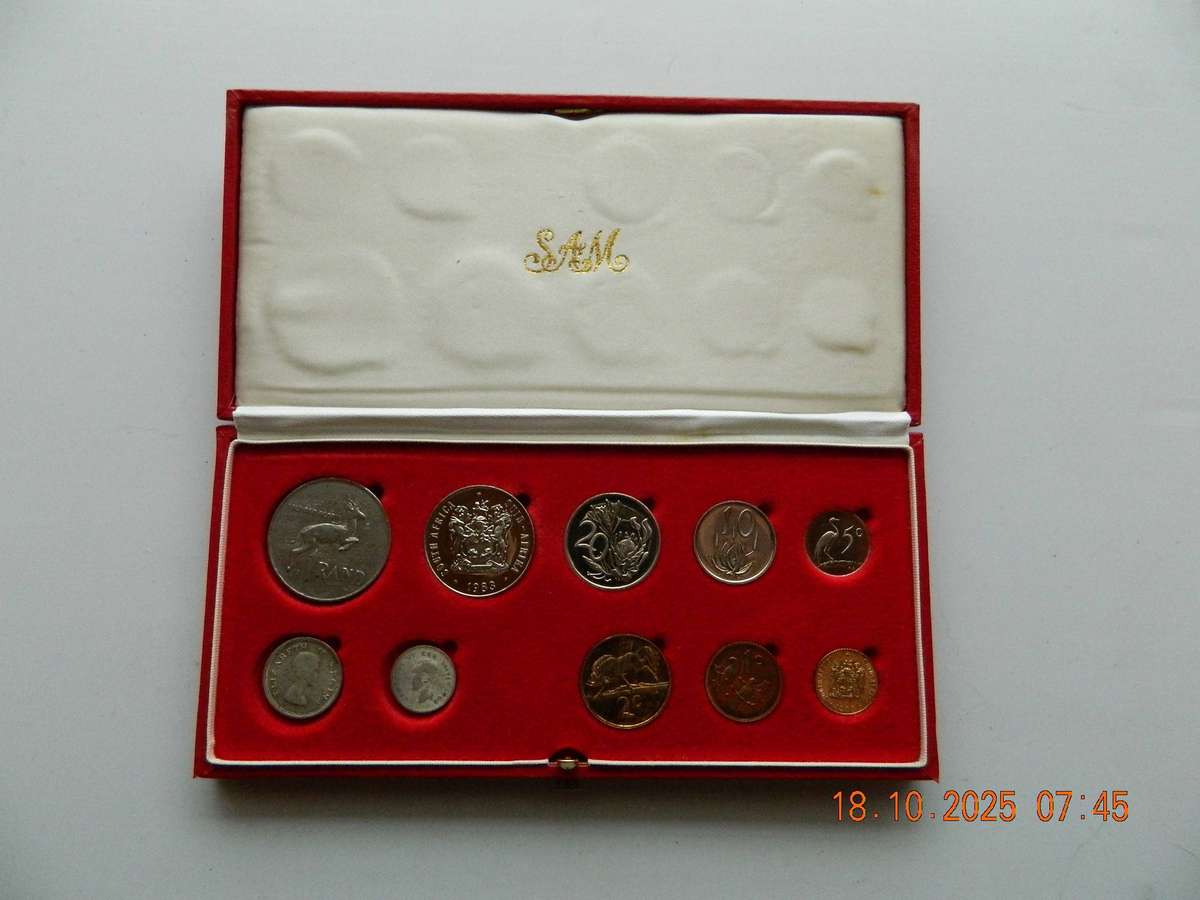 SOUTH AFRICAN.    ONE RAND SET  COINS  -  1983