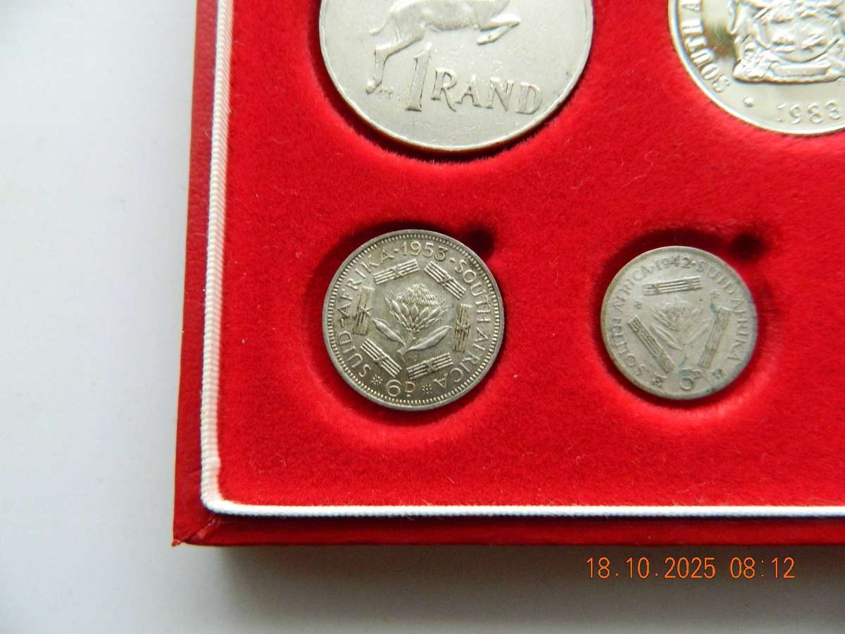 SOUTH AFRICAN.    ONE RAND SET  COINS  -  1983