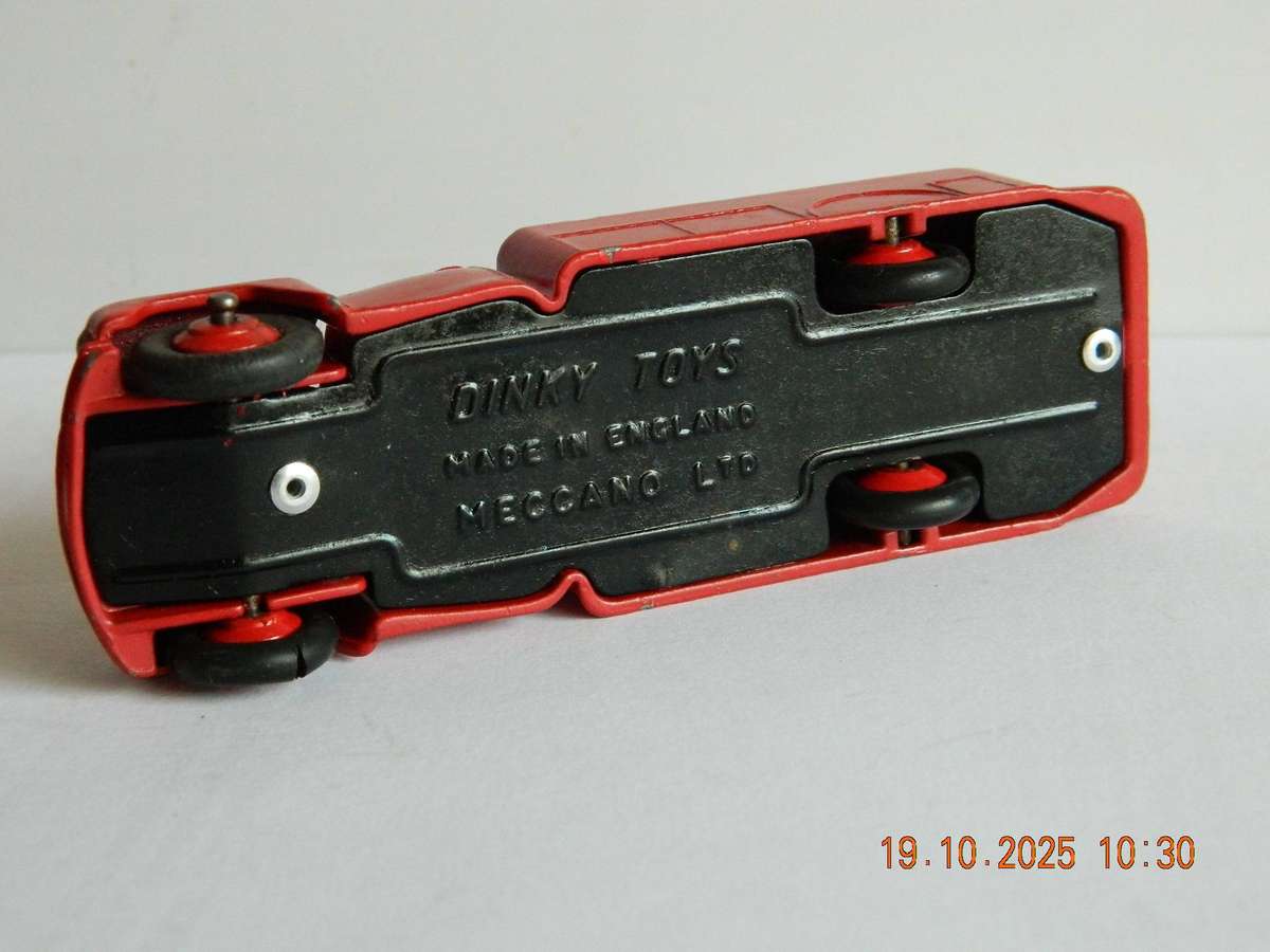 DINKY TOYS  -  442  -  PETROL TANKER 'ESSO'