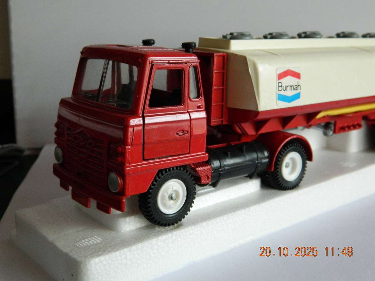DINKY TOYS  -  950  -  FODEN FUEL TANKER - "BURMAH"