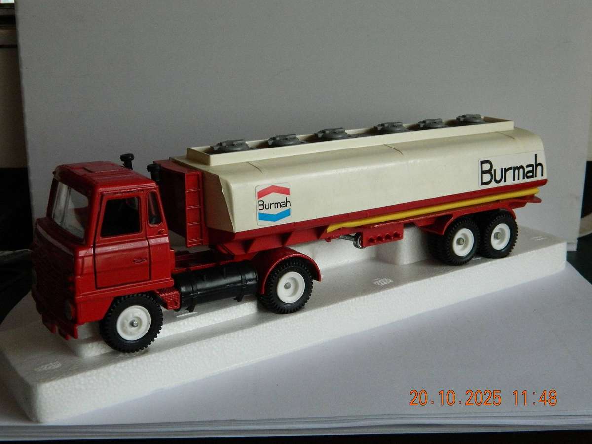 DINKY TOYS  -  950  -  FODEN FUEL TANKER - "BURMAH"