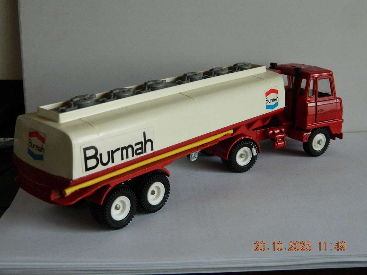 DINKY TOYS  -  950  -  FODEN FUEL TANKER - "BURMAH"