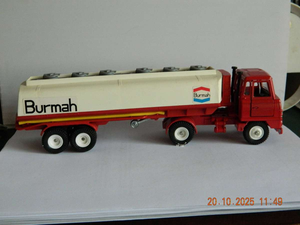 DINKY TOYS  -  950  -  FODEN FUEL TANKER - "BURMAH"