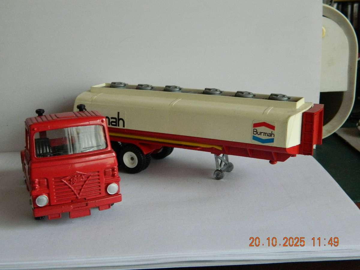 DINKY TOYS  -  950  -  FODEN FUEL TANKER - "BURMAH"