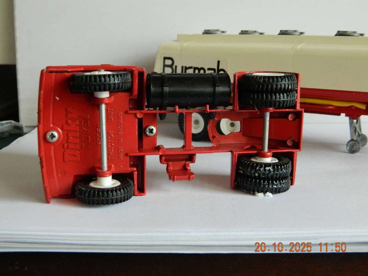 DINKY TOYS  -  950  -  FODEN FUEL TANKER - "BURMAH"