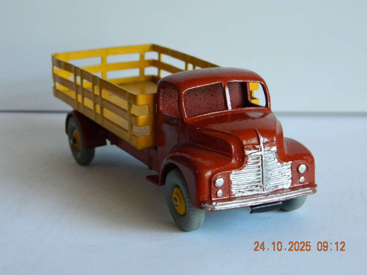 DINKY SUPERTOYS  -  531  -  LEYLAND COMET LORRY WITH STAKE BODY