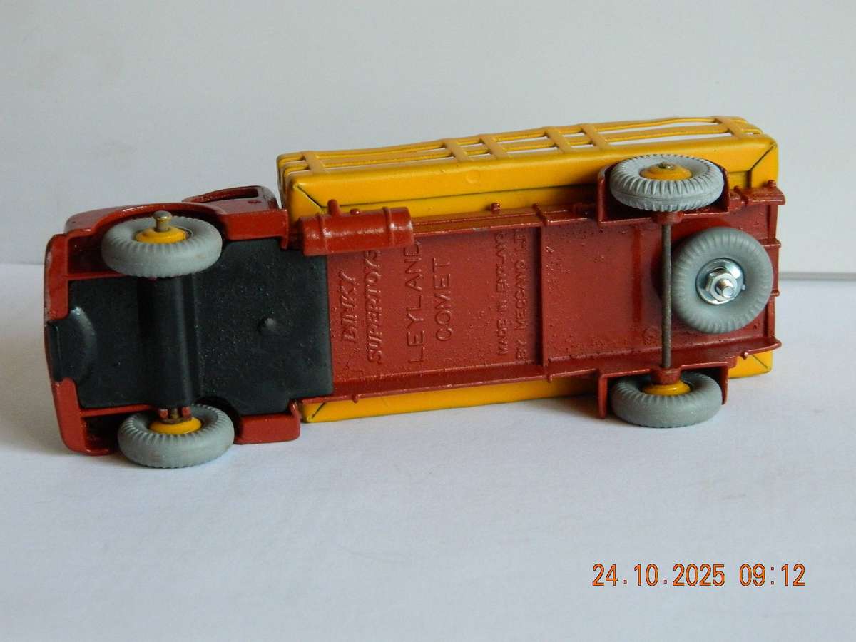 DINKY SUPERTOYS  -  531  -  LEYLAND COMET LORRY WITH STAKE BODY