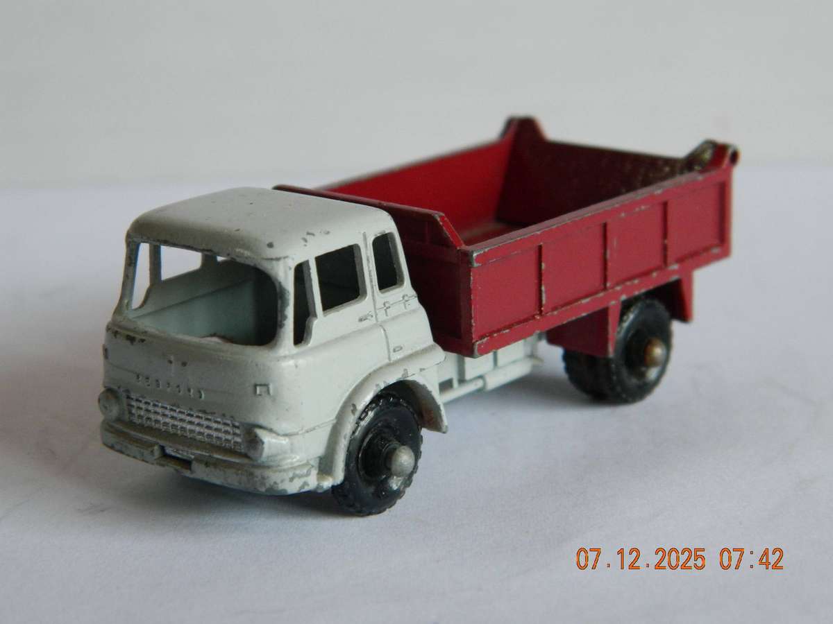 MATCHBOX  SERIES  -  3b  -  BEDFORD TIPPER TRUCK