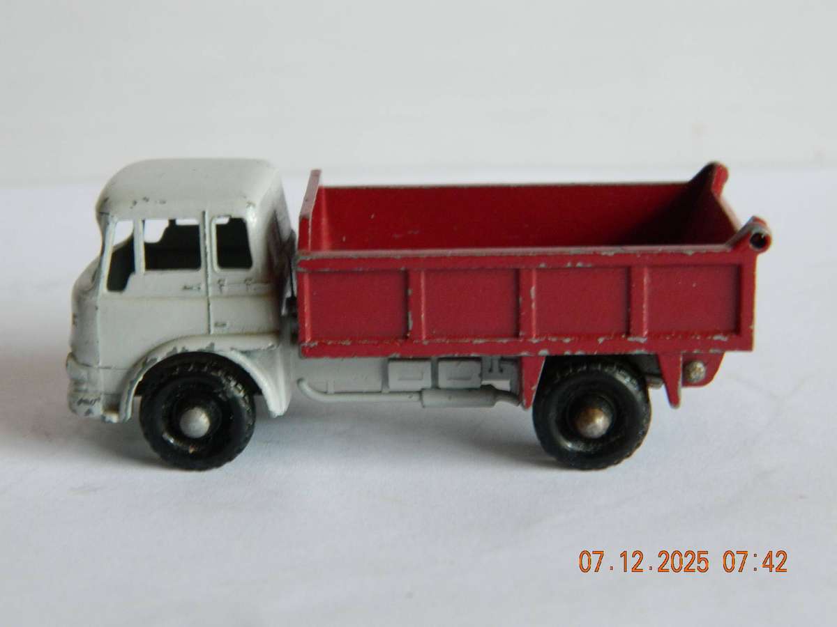 MATCHBOX  SERIES  -  3b  -  BEDFORD TIPPER TRUCK