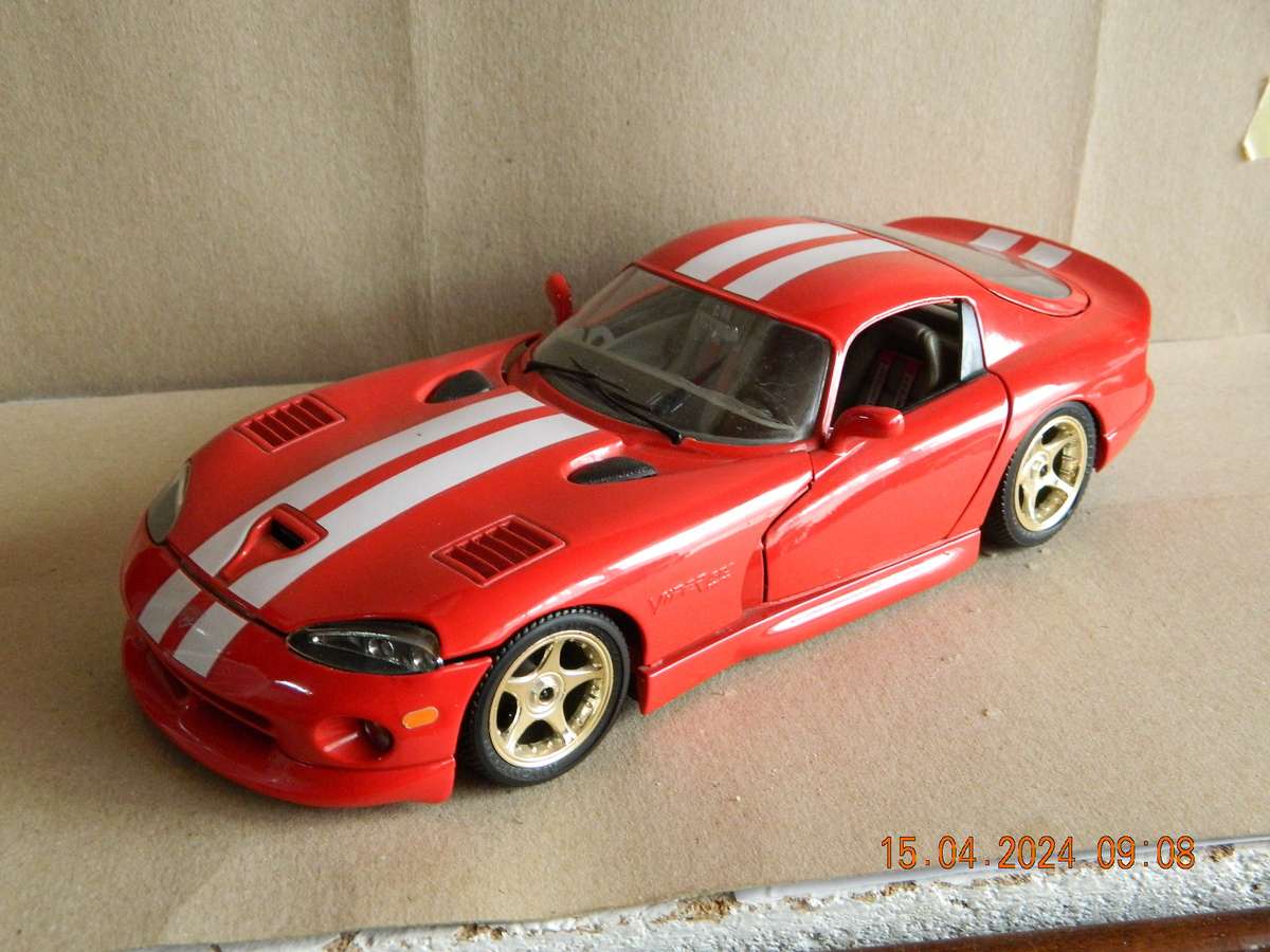 BBURAGO  -  DODGE VIPER GTS COUPE -    1/18 SCALE