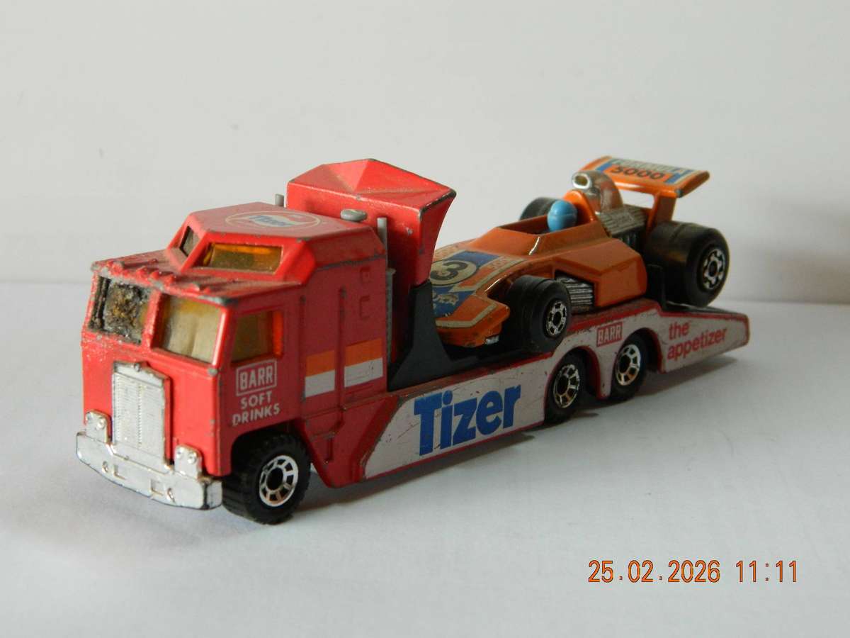 MATCHBOX   -  B954/36  -  KENWORTH CABOVER RACING TRANSPORTER AND SUPERFAST RACING CAR FORMULA 5000