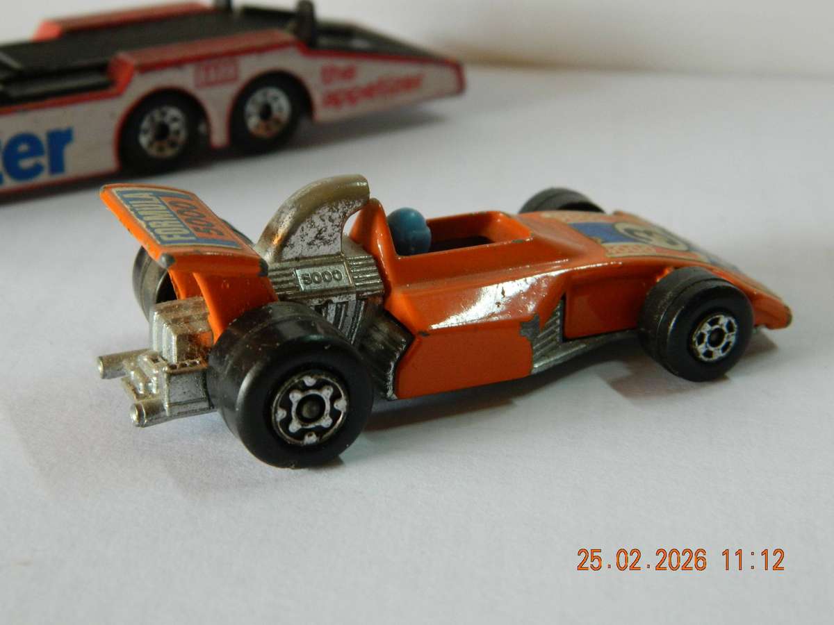 MATCHBOX   -  B954/36  -  KENWORTH CABOVER RACING TRANSPORTER AND SUPERFAST RACING CAR FORMULA 5000