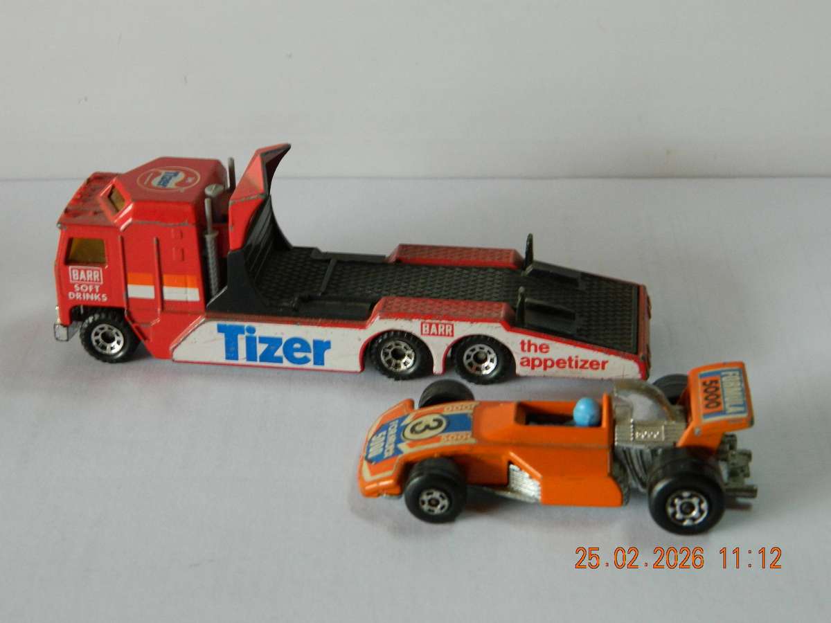 MATCHBOX   -  B954/36  -  KENWORTH CABOVER RACING TRANSPORTER AND SUPERFAST RACING CAR FORMULA 5000