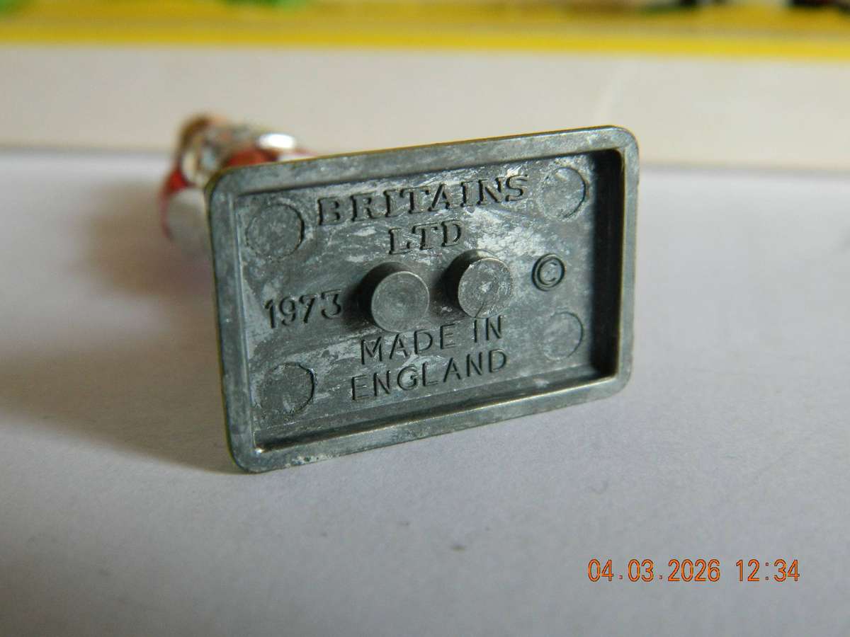 BRITAINS LIMITED  -  7225  -  BRITAINS NEW METAL MODELS  -  SET OF 6  - GAURDS
