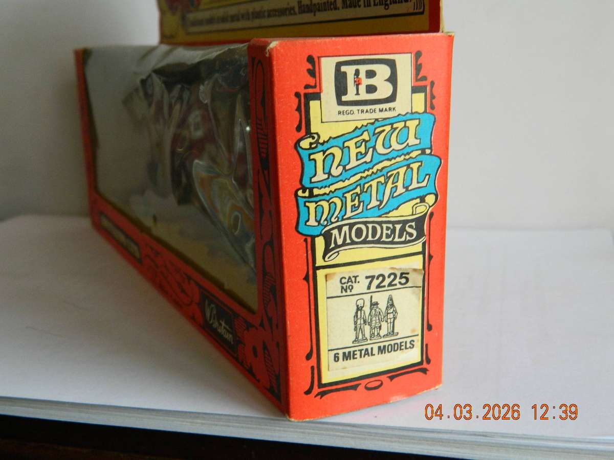 BRITAINS LIMITED  -  7225  -  BRITAINS NEW METAL MODELS  -  SET OF 6  - GAURDS
