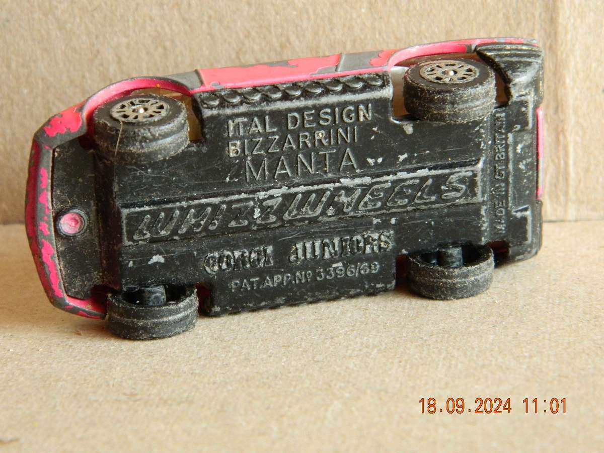 CORGI JUNIOR   -  WHIZZWHEELS  -  ITAL DESIGN BIZZARRINI MANTA