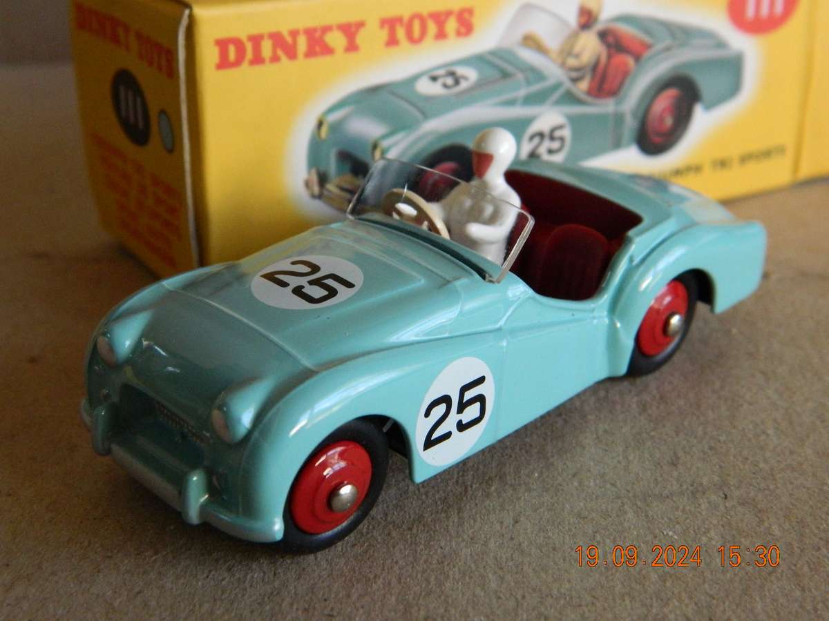 DEAGOSTINI - DINKY TOYS  -  111  -   TRIUMPH TR2 SPORTS